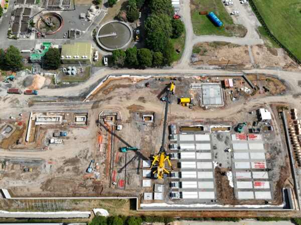 1200T crane onsite lifting some of the 112 MegaPacks into their final positions at Brendale BESS, QLD, Australia